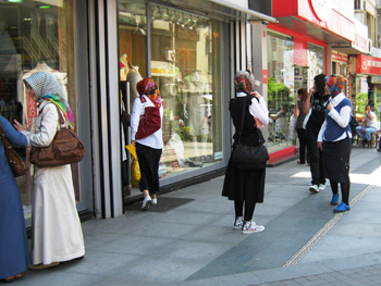 Women in Istabul. photo by Banu Gökarıksel. 