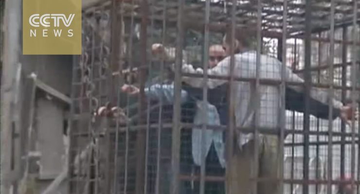 Syria: al-Qaeda, Army of Islam Cage Hostages in Street as Human Shields