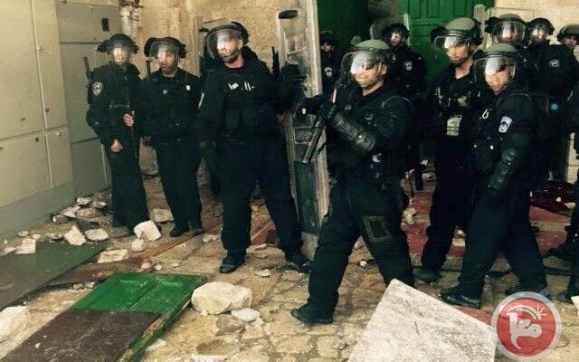 Jerusalem: Israeli forces, extremist Jews, storm Aqsa mosque compound