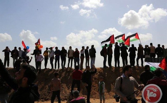 In Photos: Thousands of Palestinians in Gaza March at Border for Return
