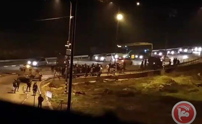 Mob of Israeli Squatters attack Ambulance, Palestinian Cars throughout Hebron